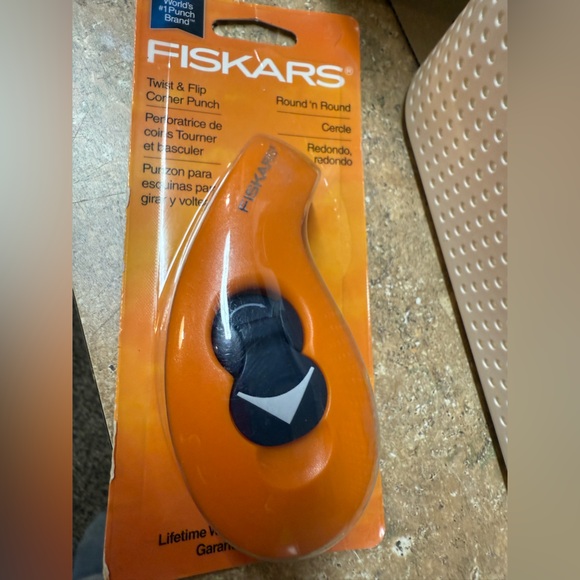 NWT. Fiskars corner punch for crafts and scrapbooking. In original package, new - Picture 1 of 6